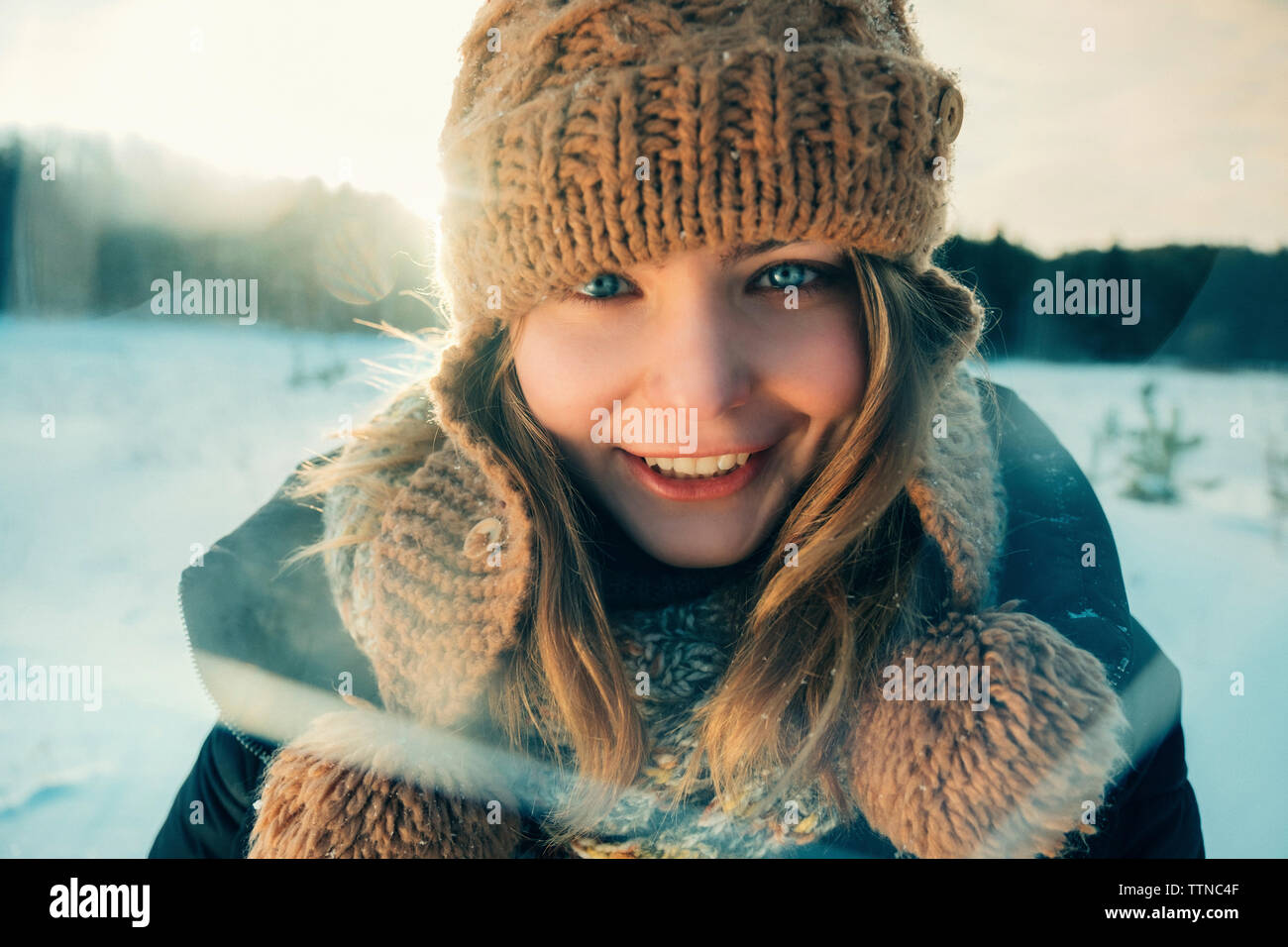 Porträt einer schönen Frau an einem Wintertag Stockfoto