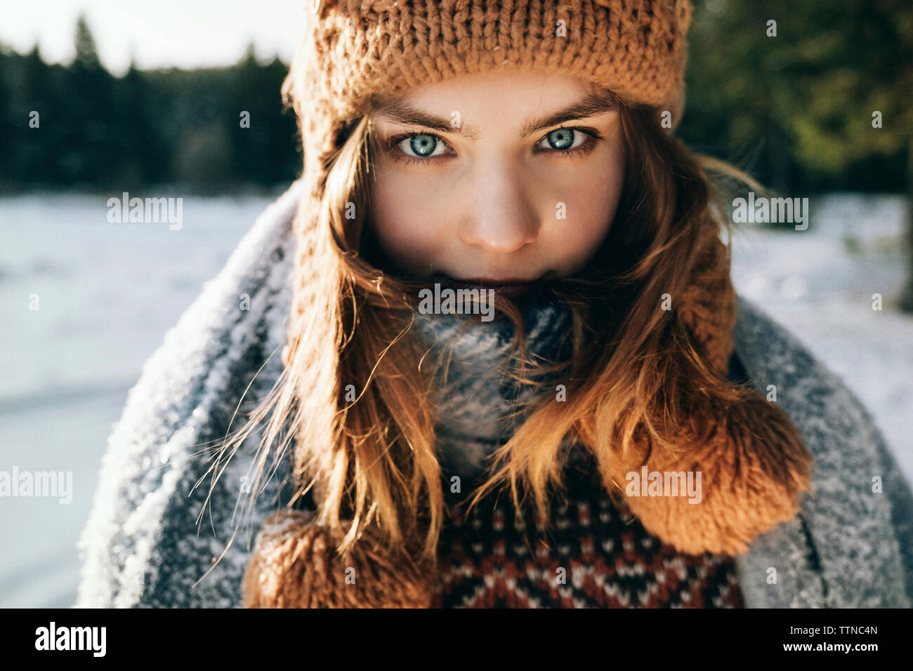 Porträt einer schönen Frau an einem Wintertag Stockfoto