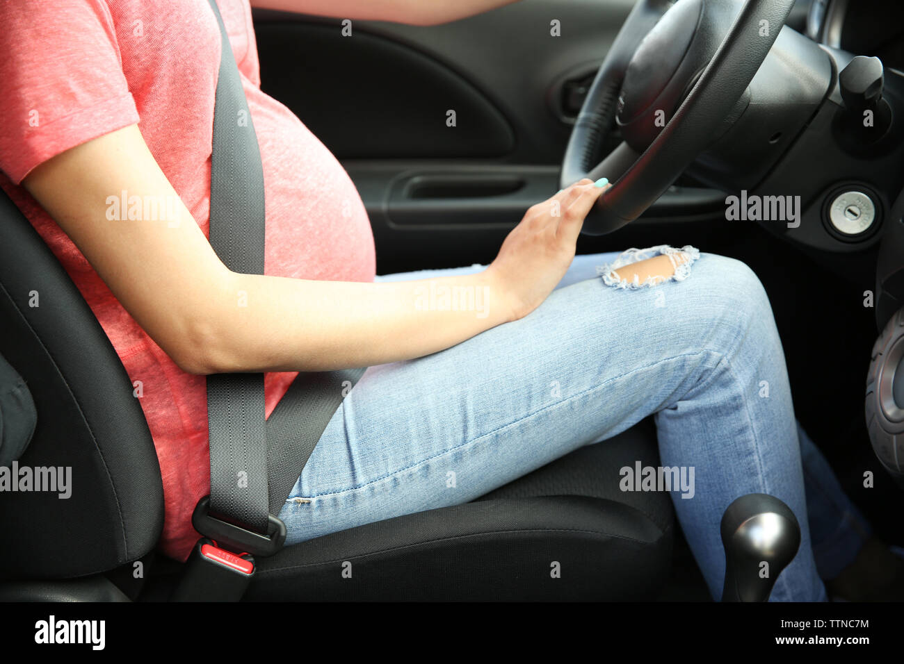 Schwangere Frau fahren Auto. Sicherheit Antriebskonzept Stockfotografie -  Alamy