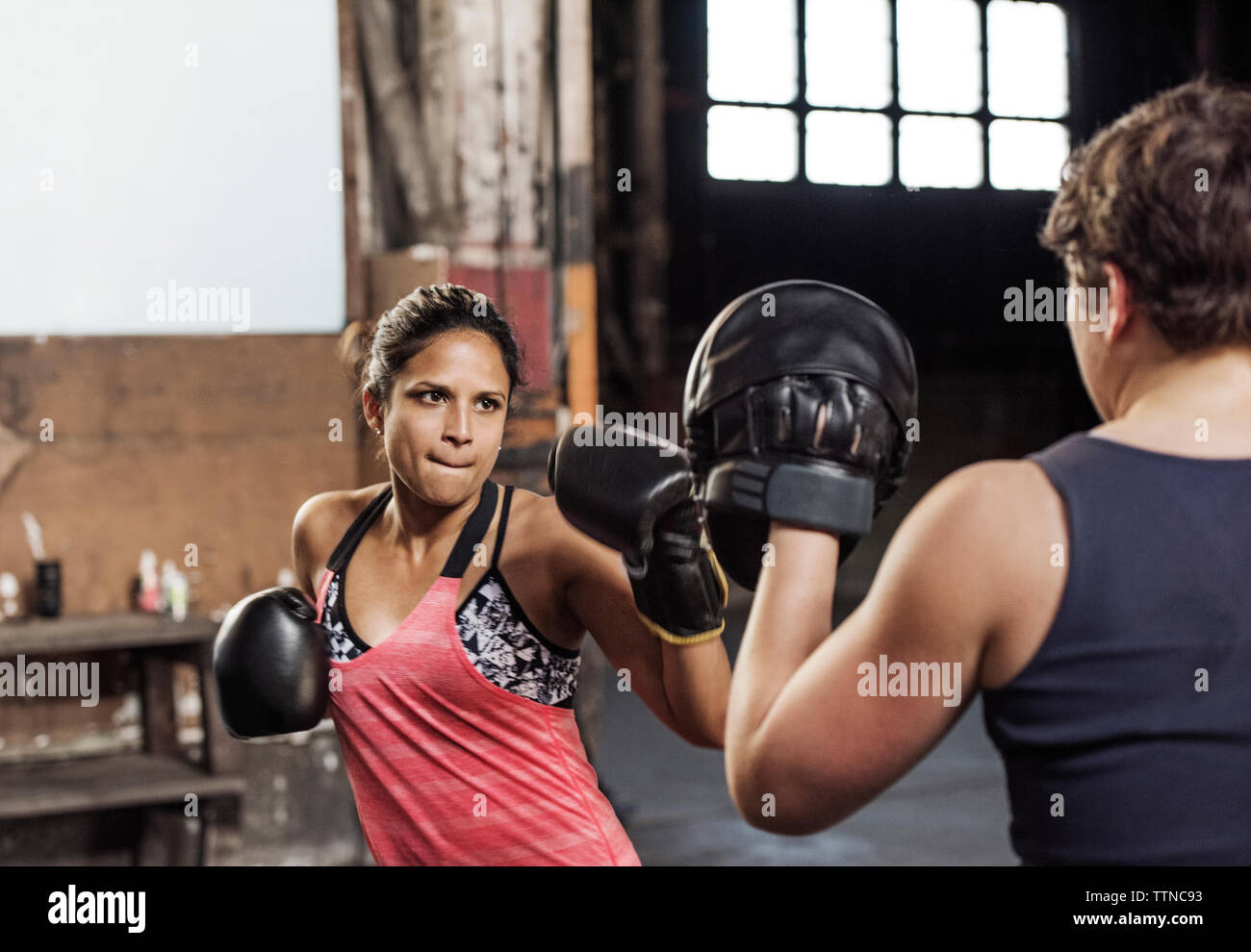 Bestimmt weiblichen Boxer üben in Health Club Stockfoto