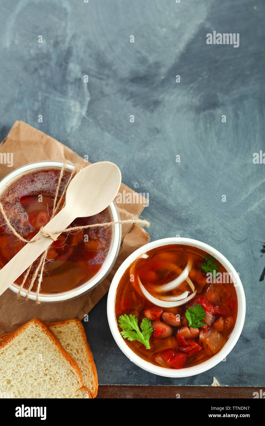 Blick aus dem Blickwinkel auf Bohnen Curry mit Brot und Suppe serviert auf dem Tisch zu Hause Stockfoto