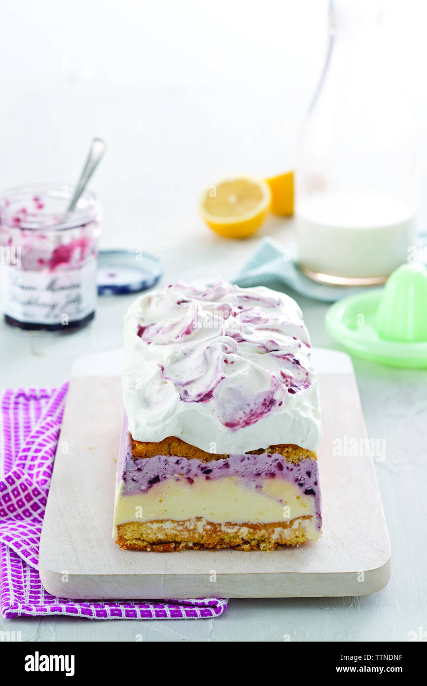 Nahaufnahme von Brombeerkuchen, der zu Hause auf dem Tisch serviert wird Stockfoto