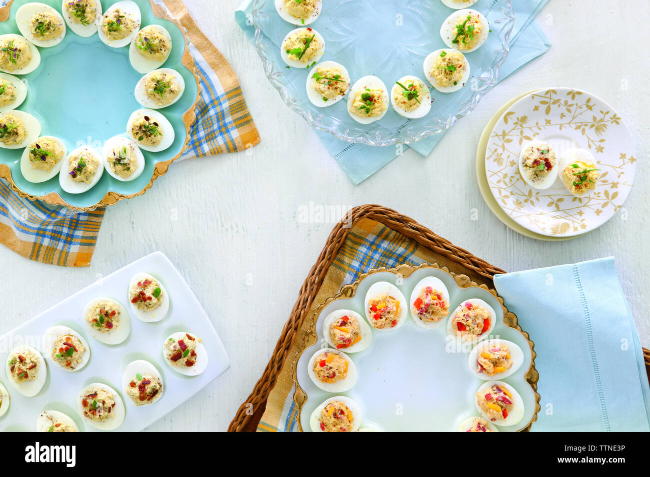 Blick aus dem hohen Winkel auf die Eier in Teller mit Servietten auf Holztisch serviert Stockfoto