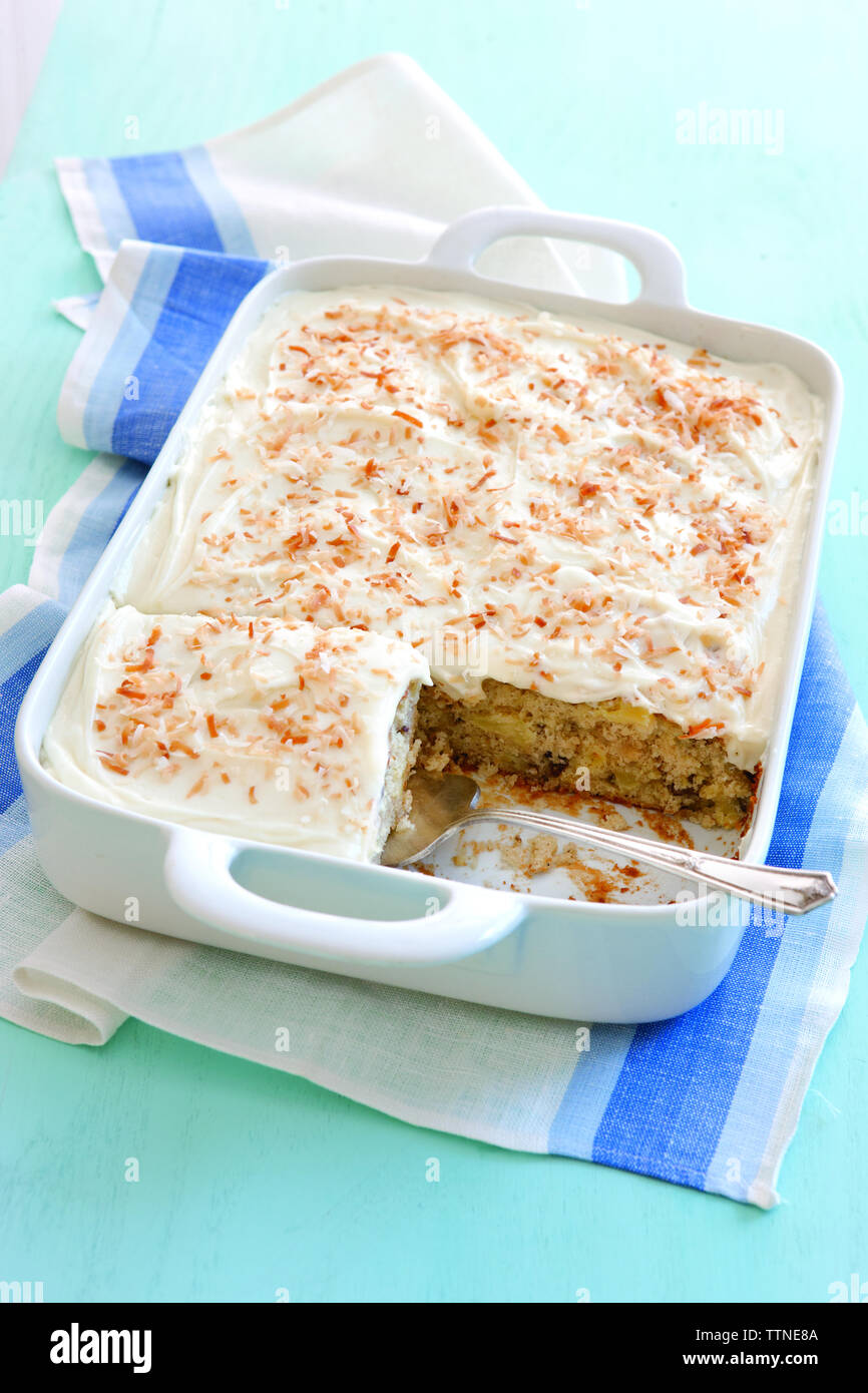 High-Winkel-Ansicht von Dessert in Behälter mit Löffel und Serviette auf dem Tisch zu Hause Stockfoto