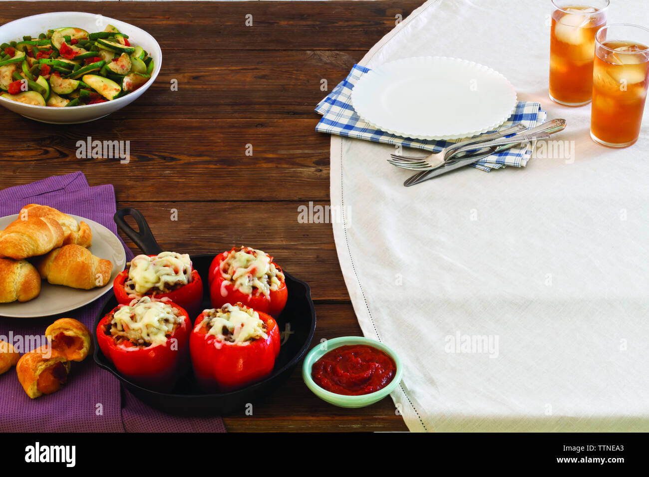Frisches Essen und kaltes Getränk werden zu Hause auf dem Esstisch serviert Stockfoto