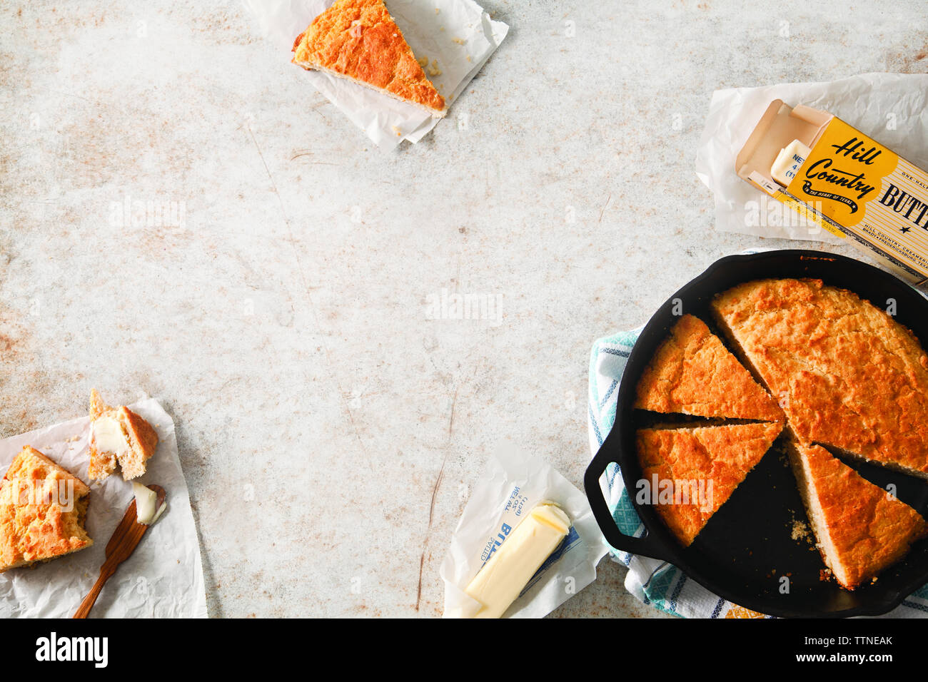 Blick aus dem hohen Winkel auf hausgemachten Kuchen und Butter auf dem Tisch zu Hause Stockfoto