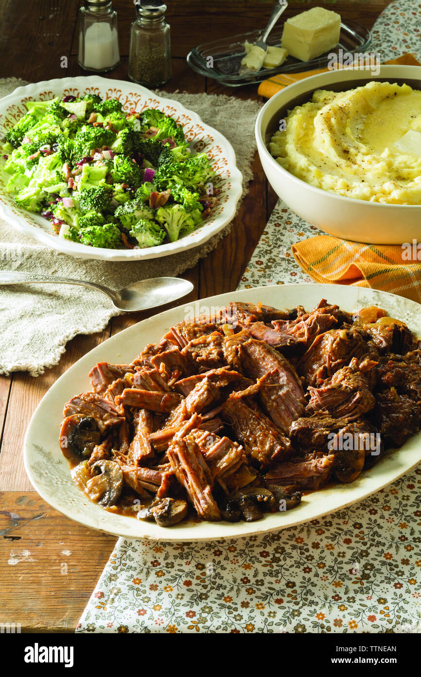 Nahaufnahme von frisch zubereiteten Speisen, die zu Hause auf dem Tisch serviert werden Stockfoto
