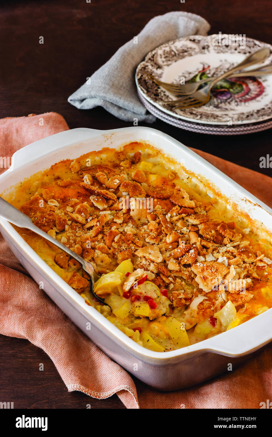 Nahaufnahme der gekochten Speisen in Auflauf auf dem Tisch Stockfoto