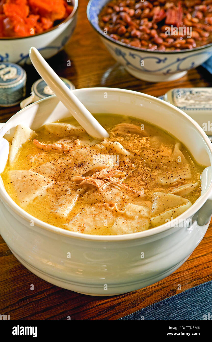 Nahaufnahme von gekochten Speisen in einem Behälter auf dem Tisch zu Hause Stockfoto