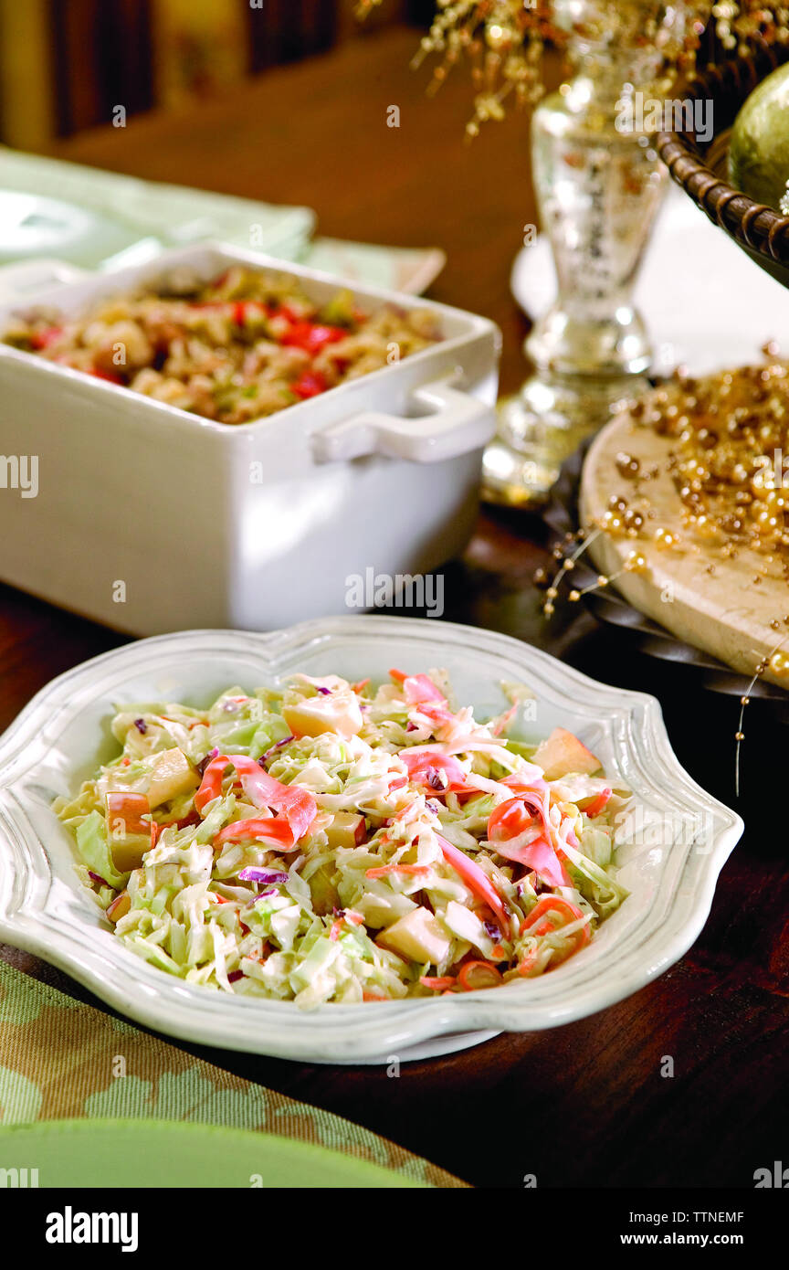 Nahaufnahme des Salats, der auf dem Esstisch serviert wird Stockfoto