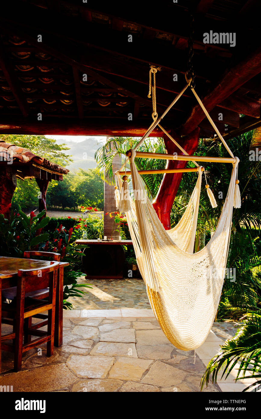 Fabric Swing aus Schatten im Hof hängen Stockfoto