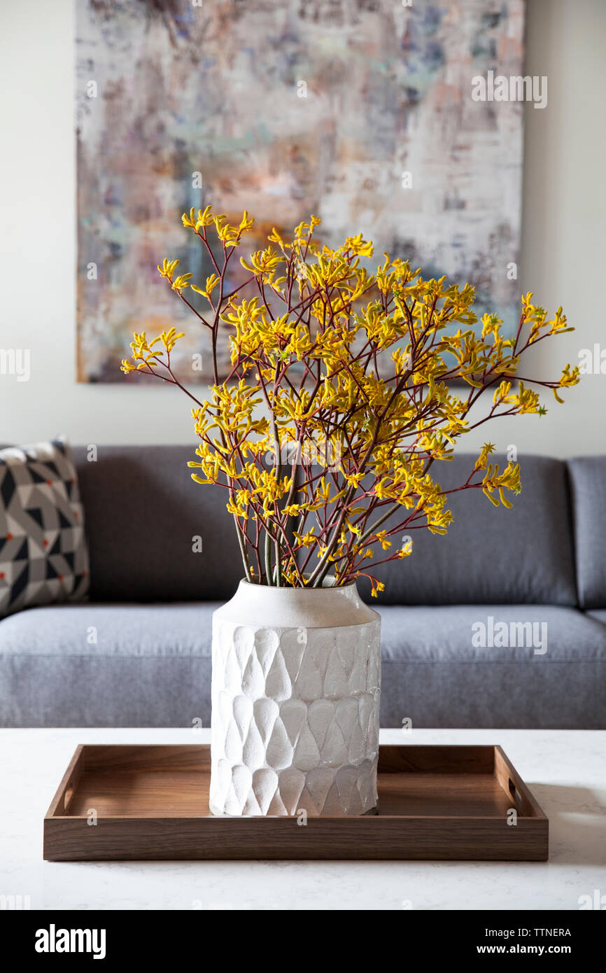 Blumen in Vase auf Tisch Stockfoto