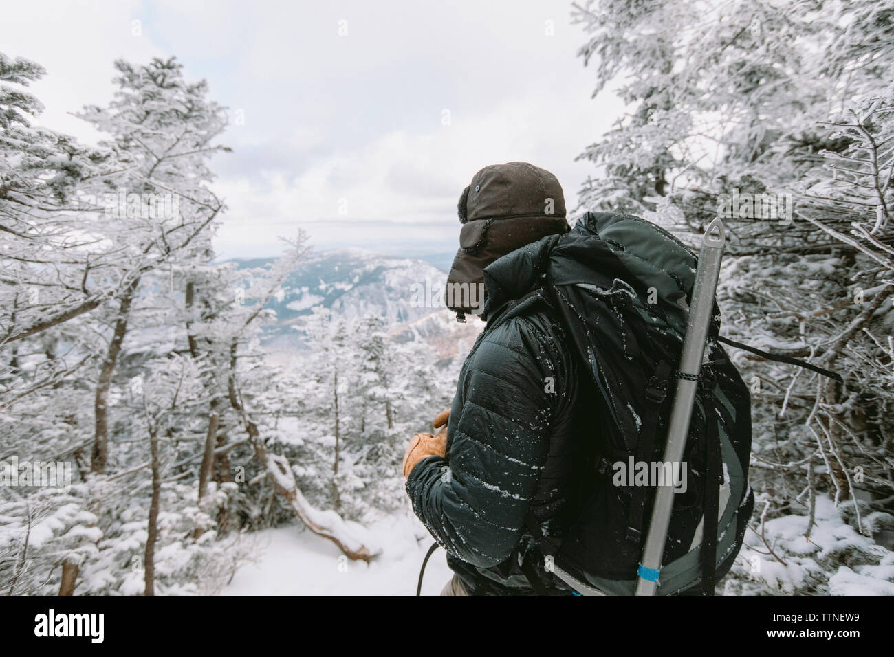 Backpacker tragen warme Kleidung im Wald im Winter Stockfoto