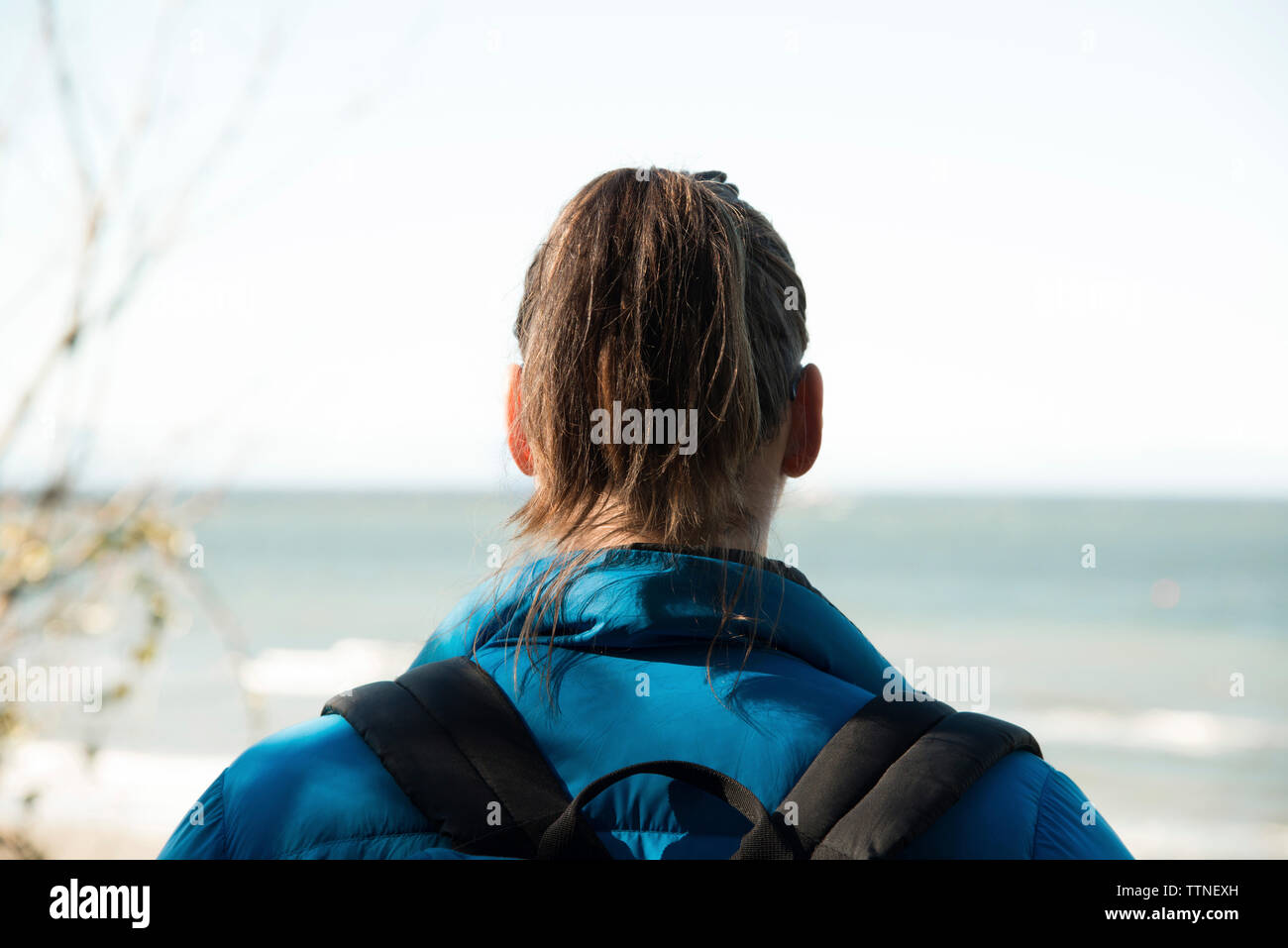 Ansicht der Rückseite des Backpacker am Strand Stockfoto