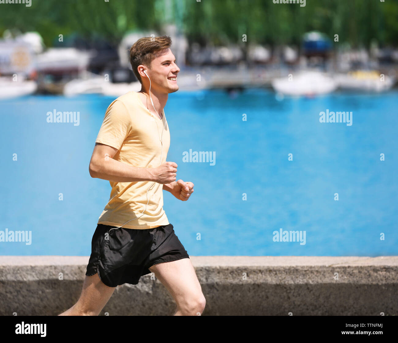 Laufen Sportler Musik hören auf der Straße Stockfoto