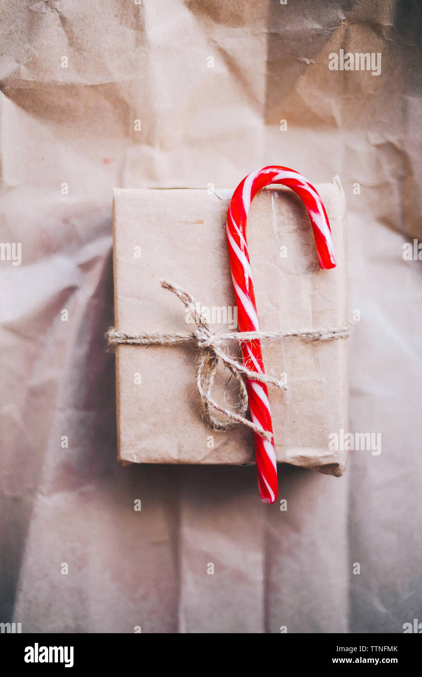 Zuckerrohr gefesselt mit weihnachtsgeschenk auf braunem Papier Stockfoto