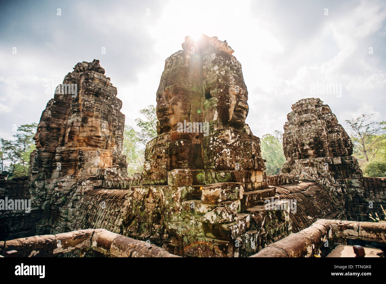 Skulpturen in Angkor Wat Tempel an einem sonnigen Tag Stockfoto