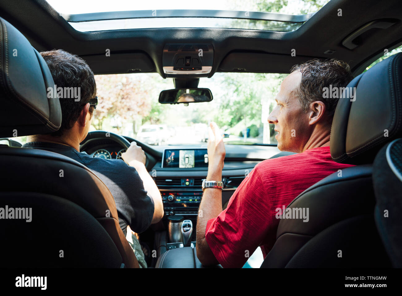 Ansicht der Rückseite des homosexuellen Paares in der Auto Stockfoto