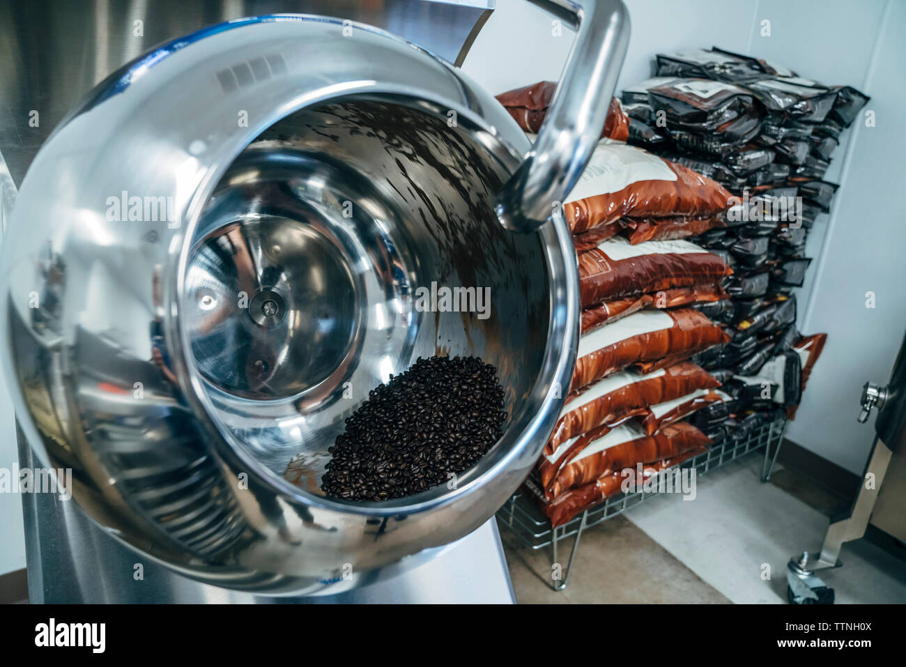 Kakaobohnen in Maschinen an Chocolate Factory Stockfoto