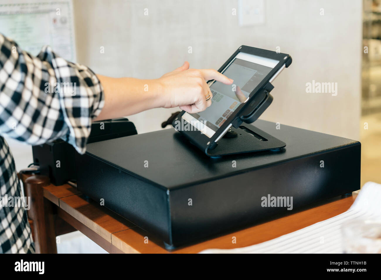 7/8 Hand des Kunden die Zahlung über Tablet Computer zu speichern Stockfoto