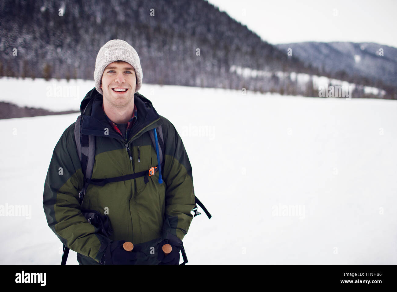 Portrait von Wanderer tragen warme Jacke im Feld Stockfoto