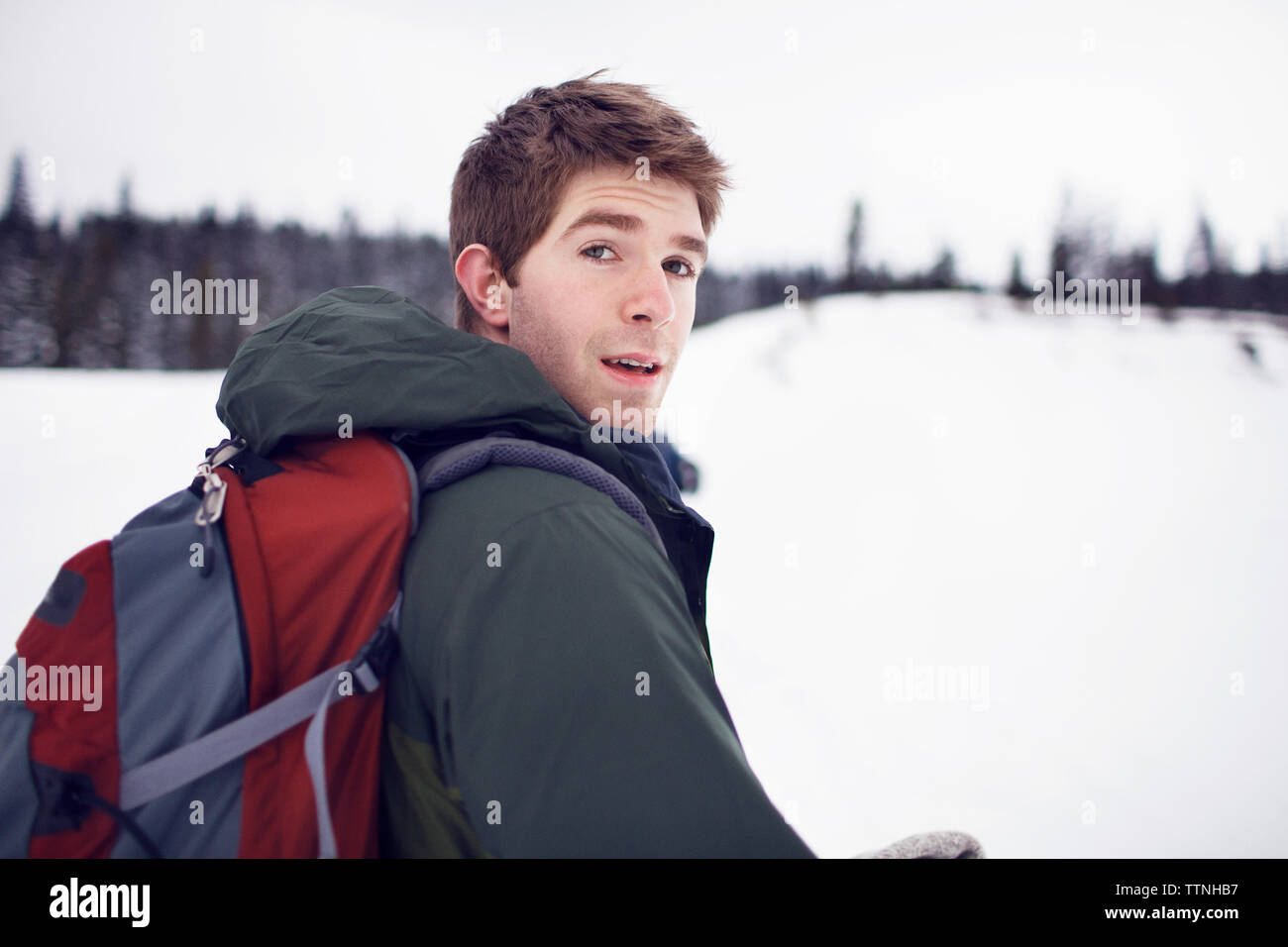 Portrait von Backpacker im Feld Stockfoto