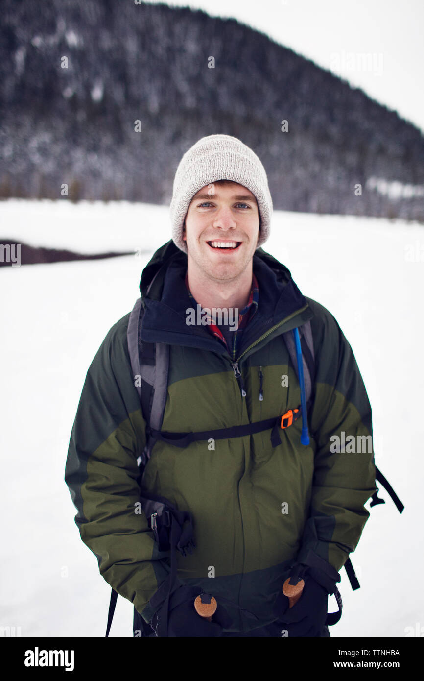Portrait von Wanderer tragen warme Jacke im Feld Stockfoto
