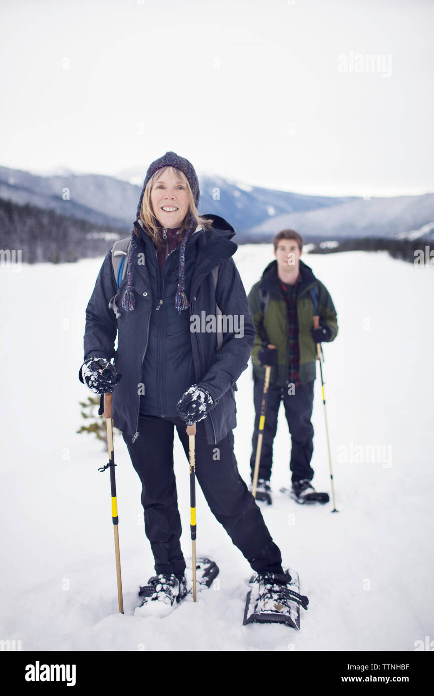 Portrait von Frau mit ihren erwachsenen Sohn Schneeschuhwandern Stockfoto
