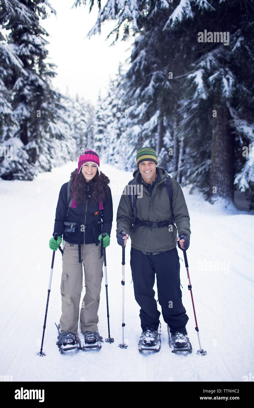 Portrait von Paar Schneeschuhe tragen Stockfoto