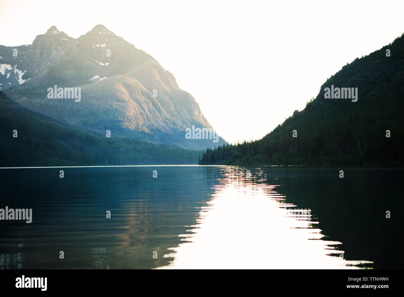 See und Berge im Glacier National Park Stockfoto