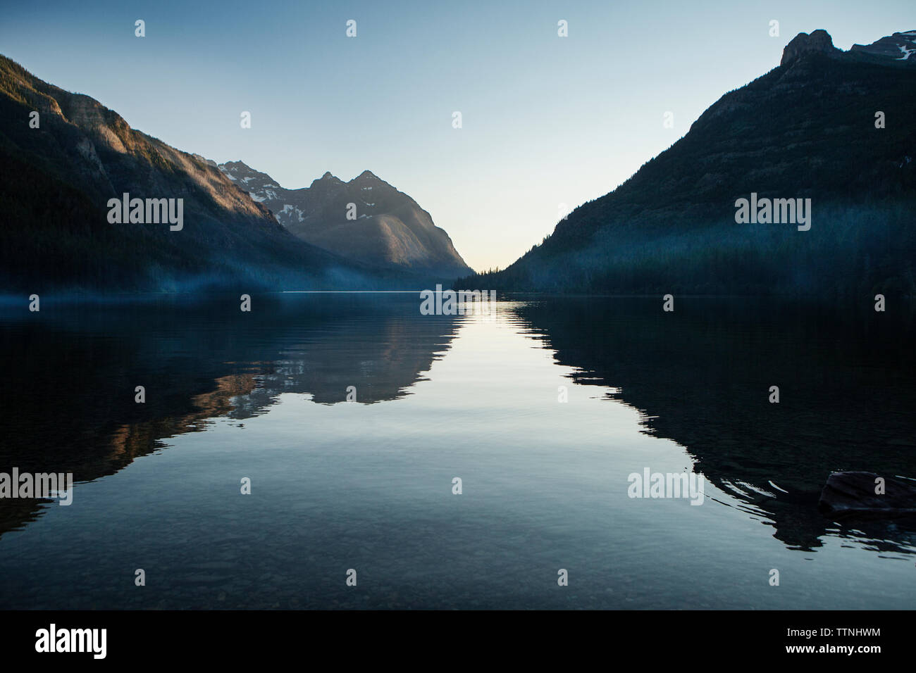 Malerischer Blick auf den See von Bergen im Glacier National Park Stockfoto