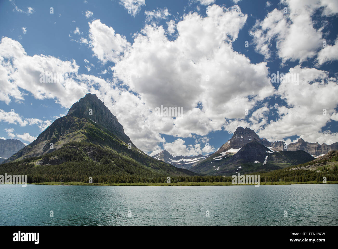 Malerischer Blick auf den See und die Berge gegen bewölkter Himmel Stockfoto