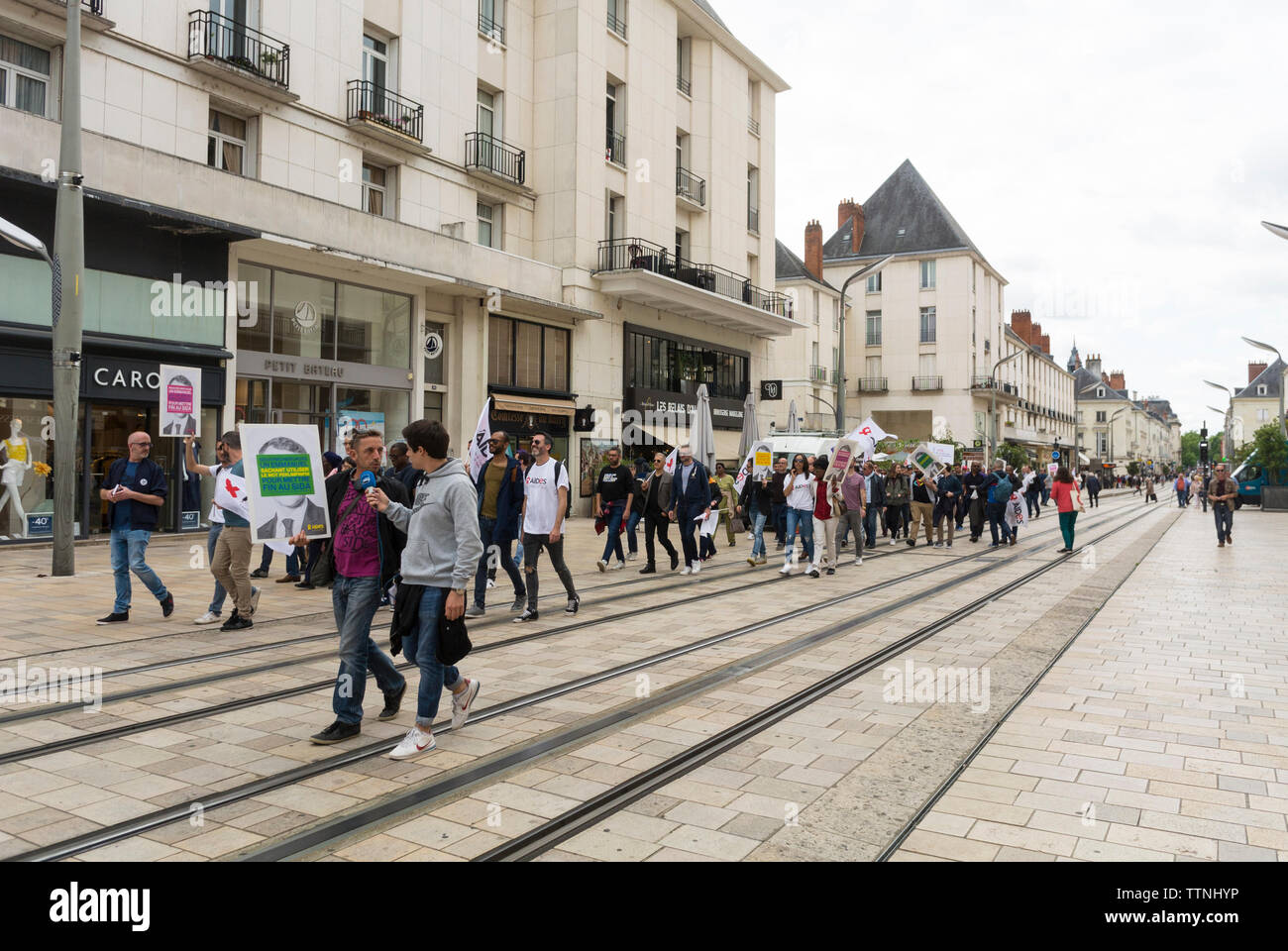 Tours, FRANKREICH, große Menschenmenge, HILFSORGANISATIONEN, AIDS-HIV-Aktivisten, die für World Funds protestieren, Gruppe von Demonstranten, die auf der Straße im Stadtzentrum marschieren, junger Aktivismus, der Globale Fonds zur Beendigung von AIDS, lgbt-Protest Stockfoto