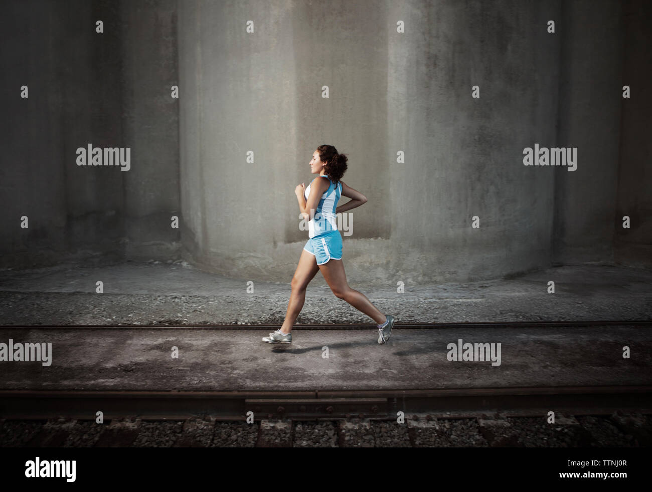Bestimmt weiblichen Athleten Jogging auf Fußweg durch die Eisenbahn Stockfoto