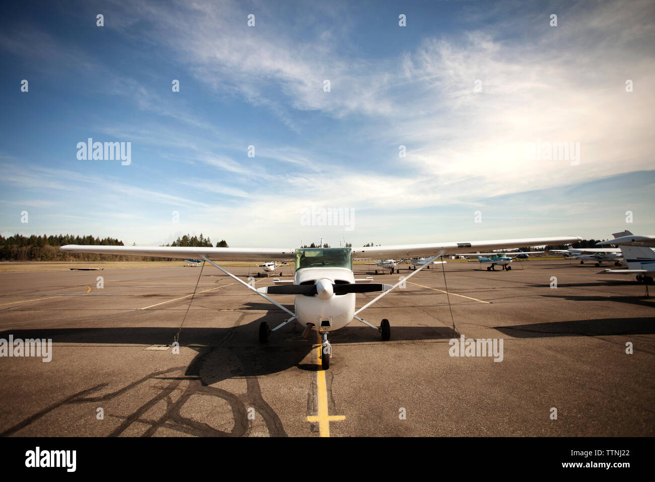 Flugzeuge am Flughafen gegen Sky Stockfoto