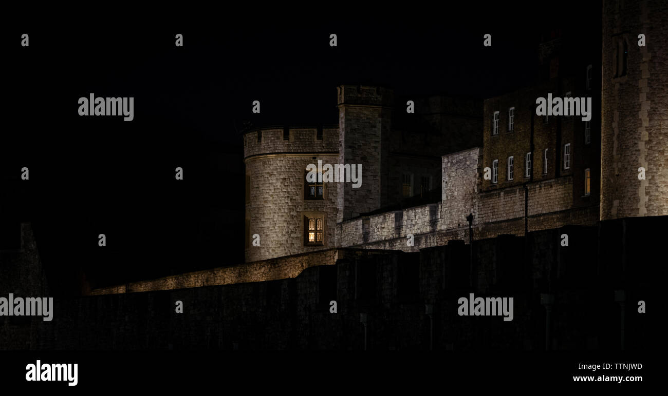 Eine spektakuläre Beleuchtung und Blick auf die berühmte Tower von London in England bei einem nächtlichen Spaziergang. Stockfoto