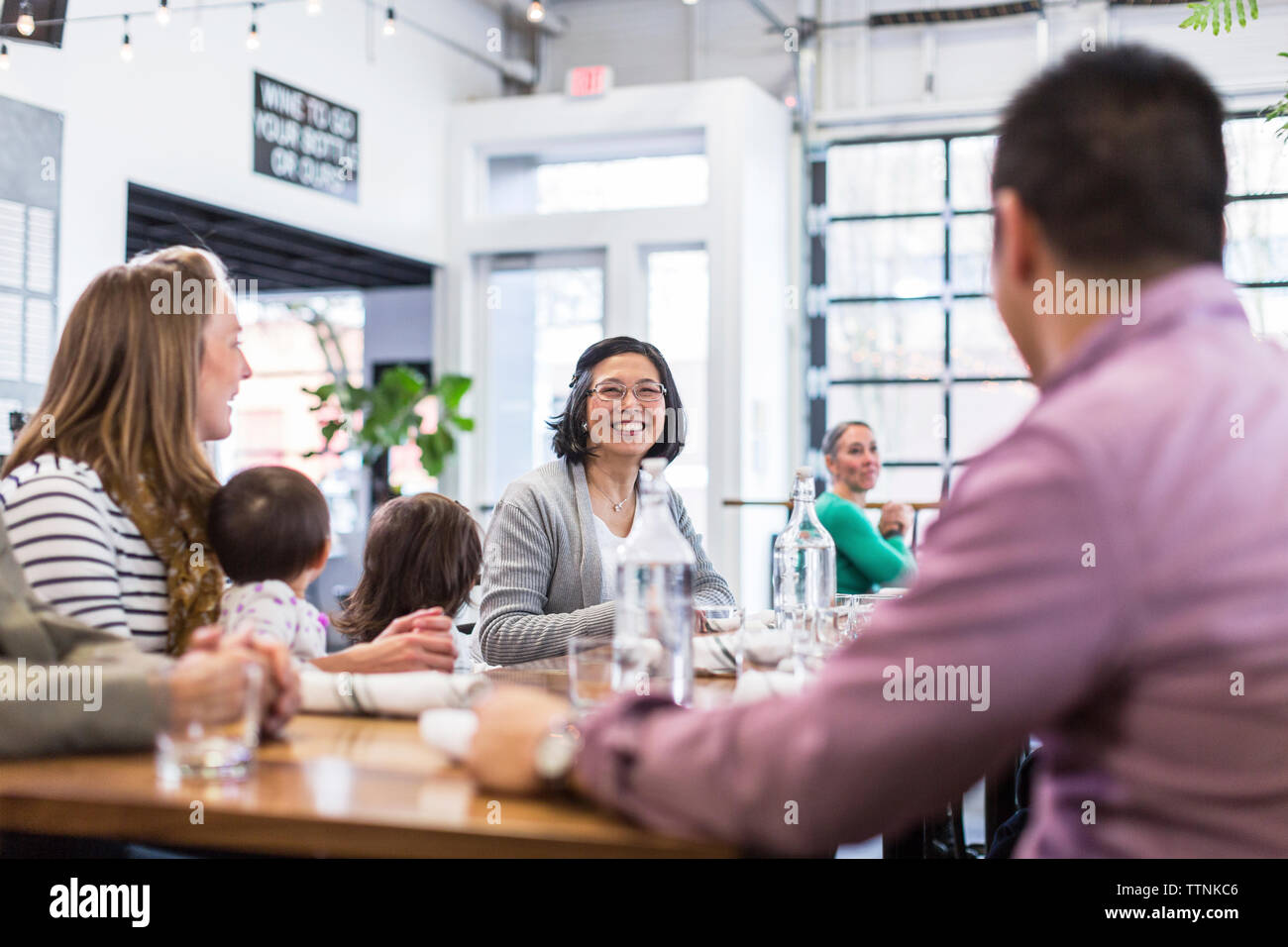 Familie mit Kindern am Tisch sitzen im Restaurant Stockfoto