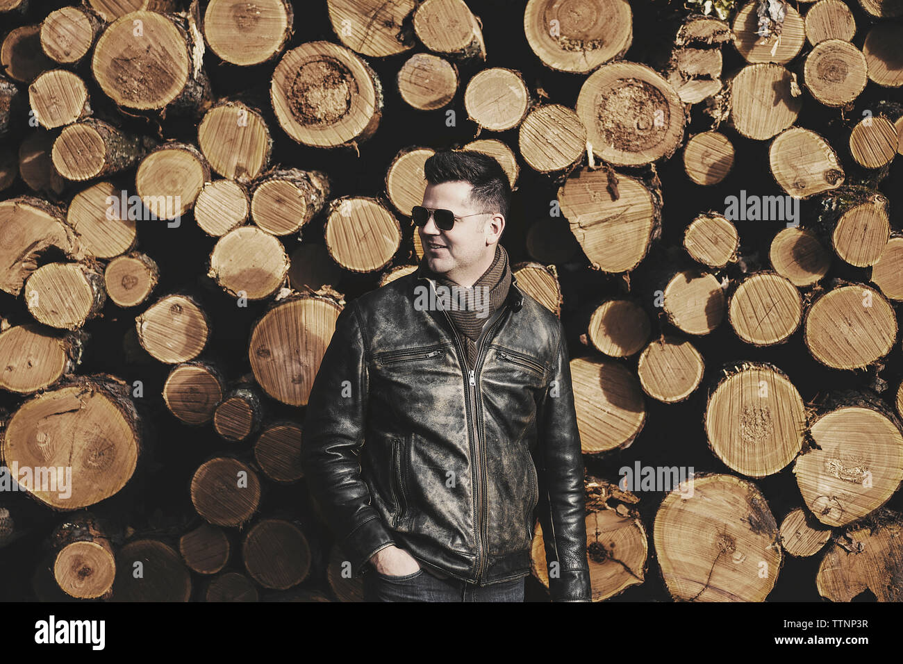 Mann mit Sonnenbrille durch Protokolle Stockfoto