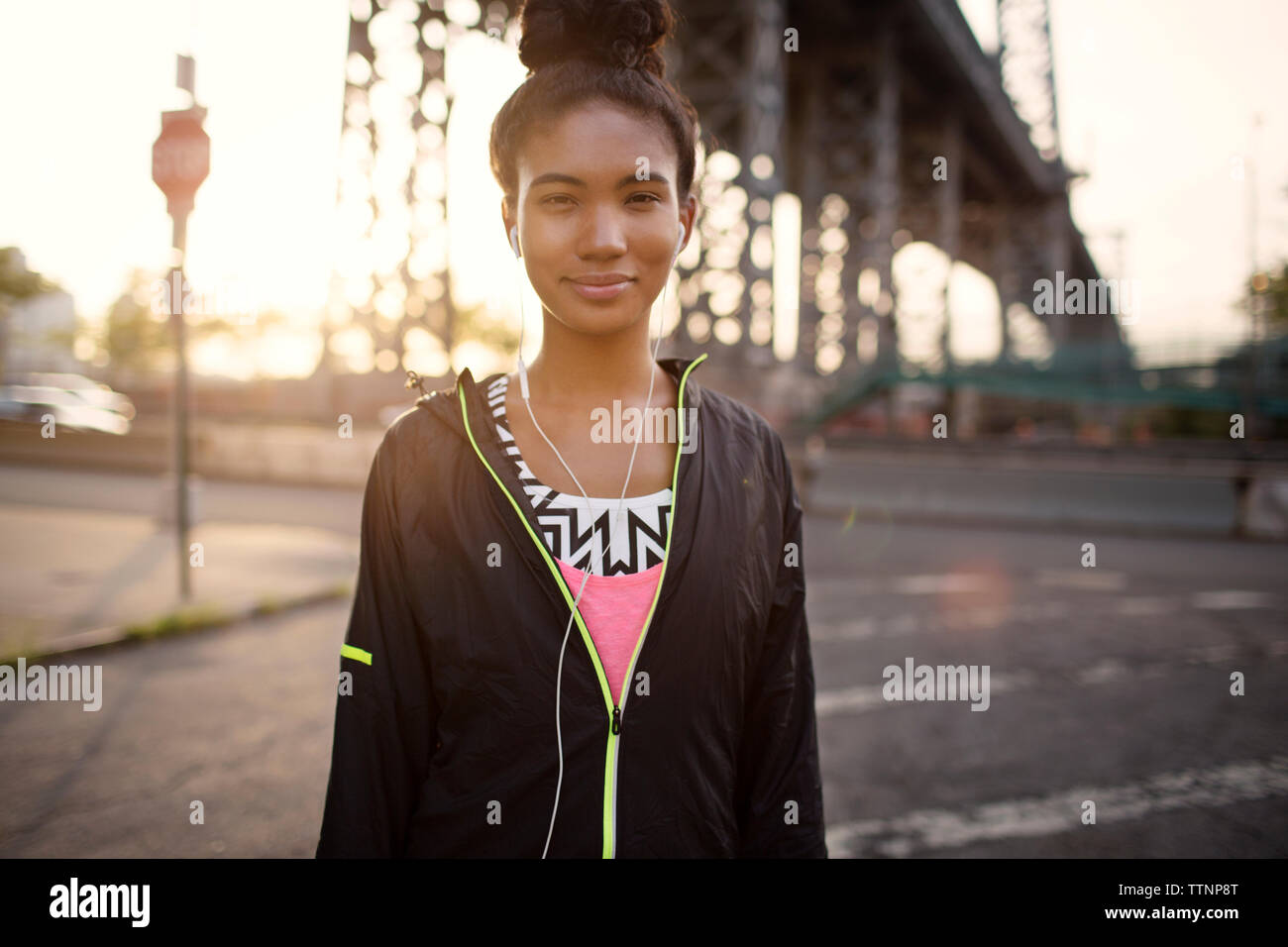 Portrait von weiblichen Jogger auf der Straße Stockfoto