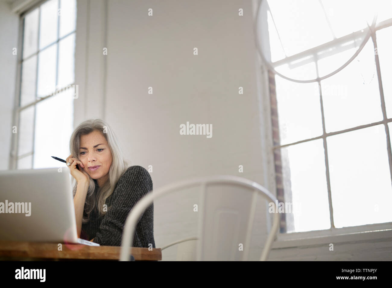 Konzentrierte sich Frau Arbeiten am Laptop am Tisch Stockfoto