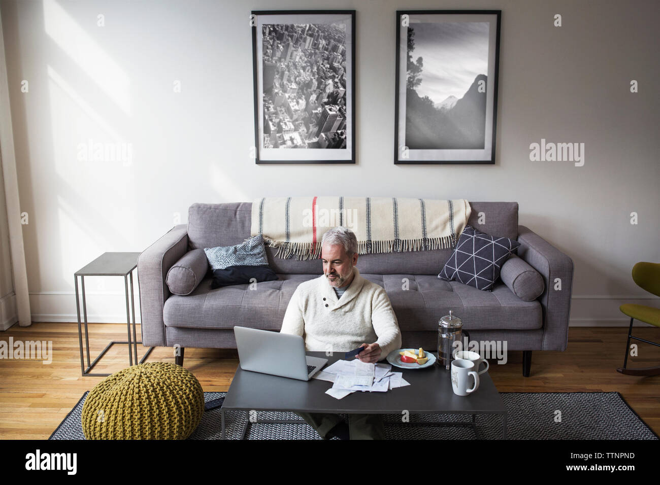 Hohe Betrachtungswinkel von reifer Mann online einkaufen zu Hause Stockfoto