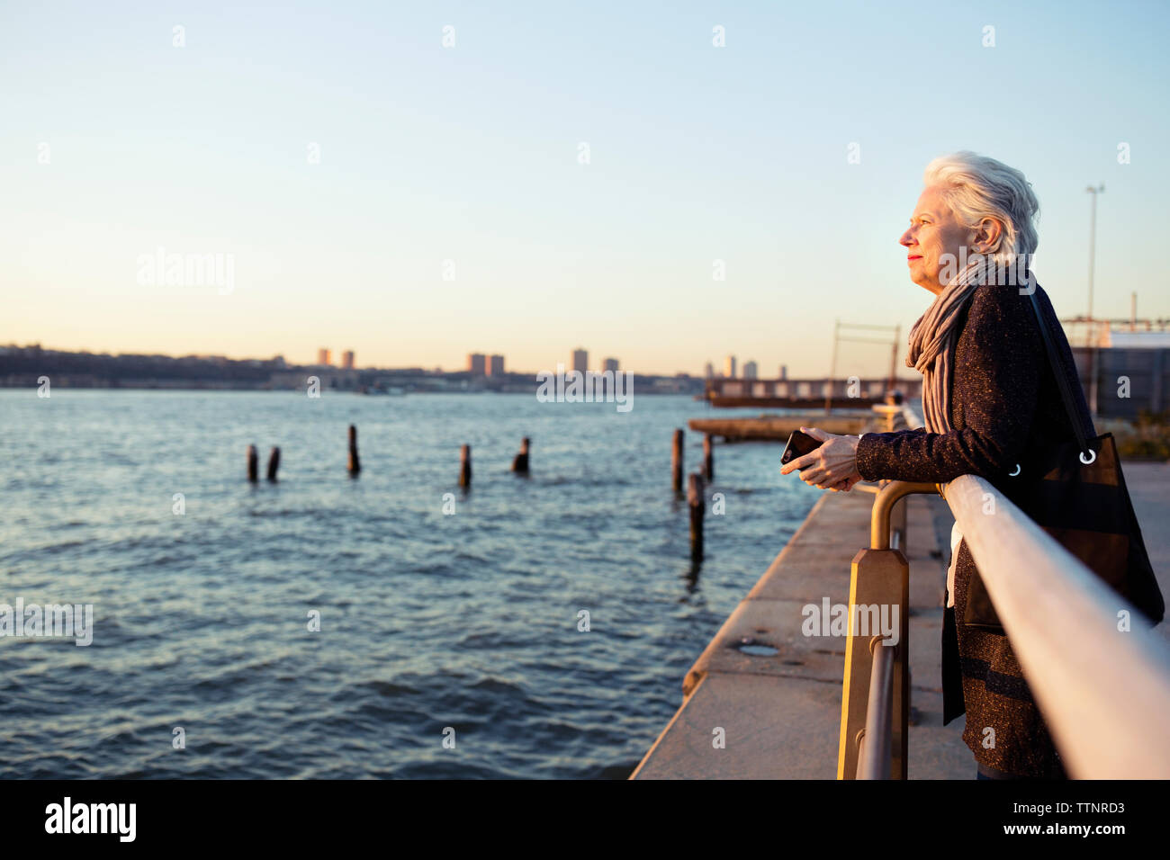 Seitenansicht der älteren Frau Schiefen Zusatzscheinwerfer auf dem Seeweg Stockfoto