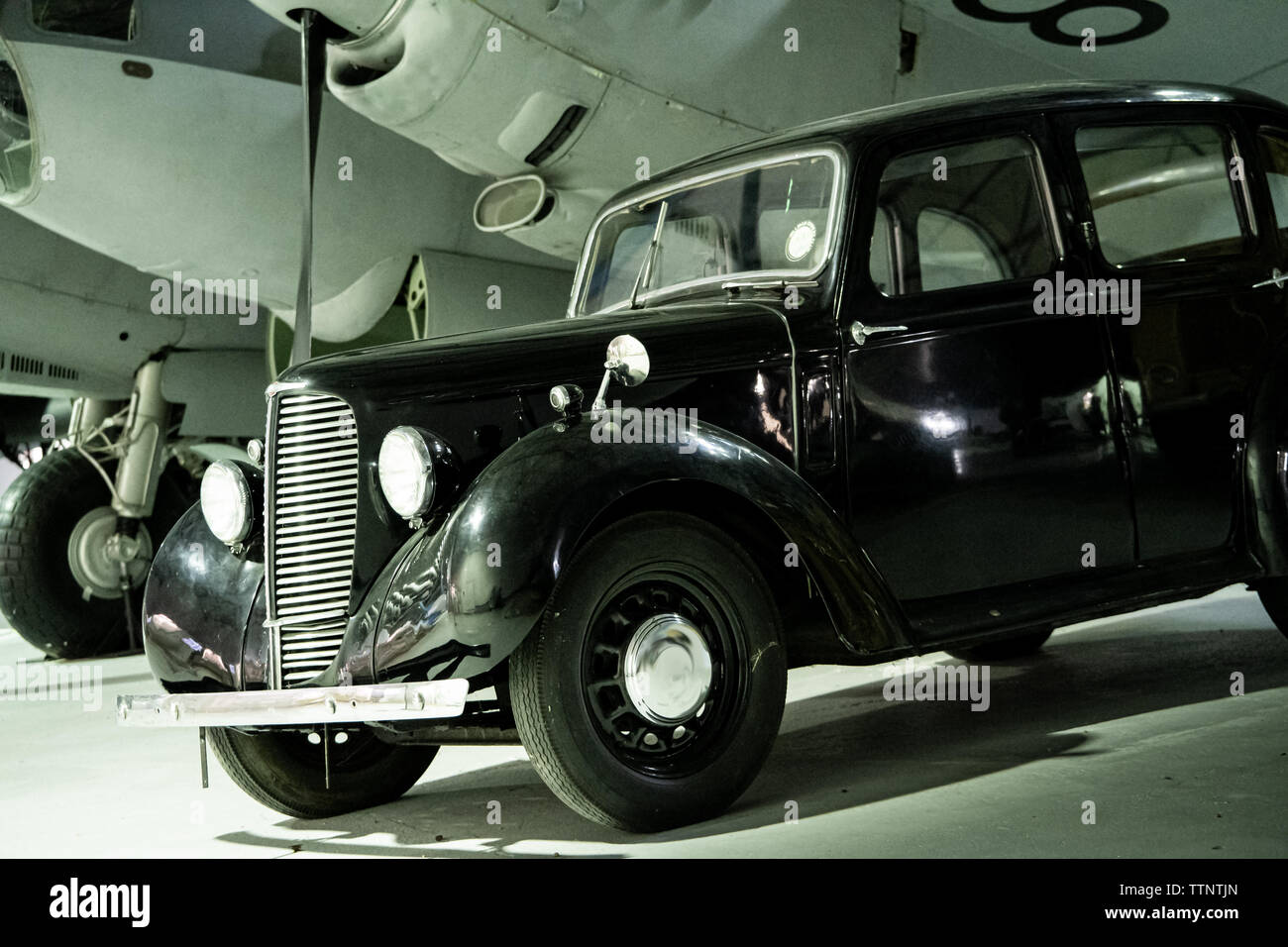 Hillman Minx RAF Personal Auto unter einem de Havilland Mosquito Flugzeug Stockfoto