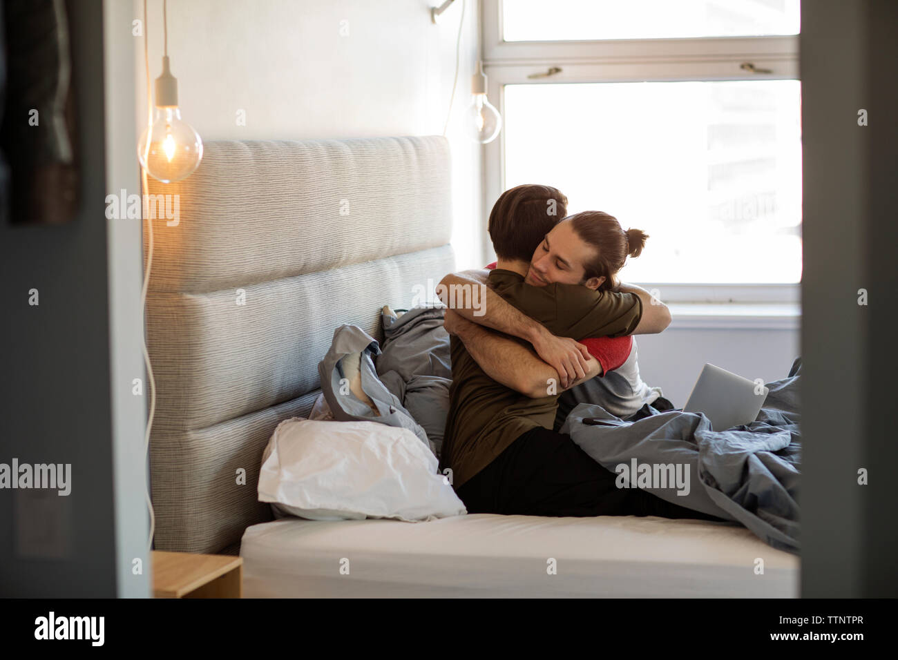 Homosexuelle Paare, die auf dem Bett zu Hause. Stockfoto