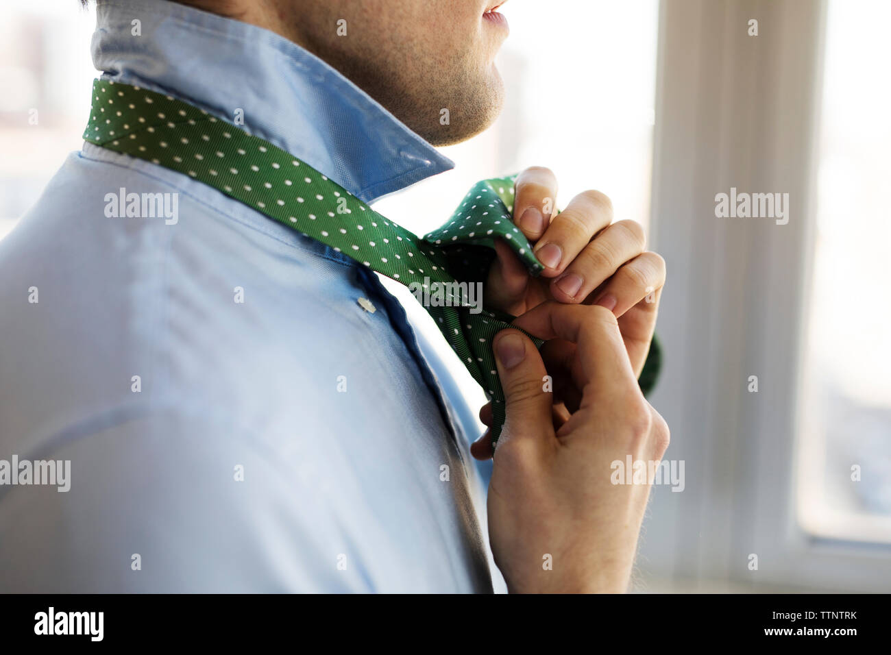 Mittelteil der Mann Krawatte binden zu Hause Stockfoto