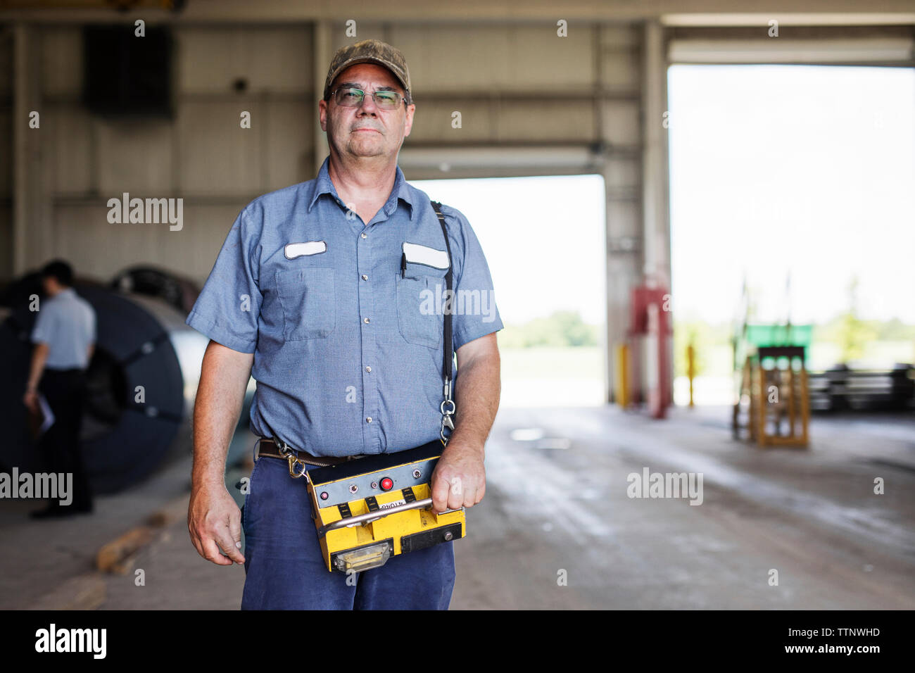 Zuversichtlich, dass ältere Arbeitnehmer mit der Maschine im Stahlwerk Stockfoto