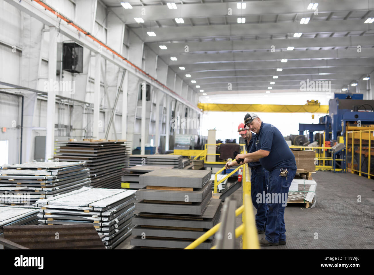 Arbeiter, die in einem Stahlwerk arbeiten Stockfoto