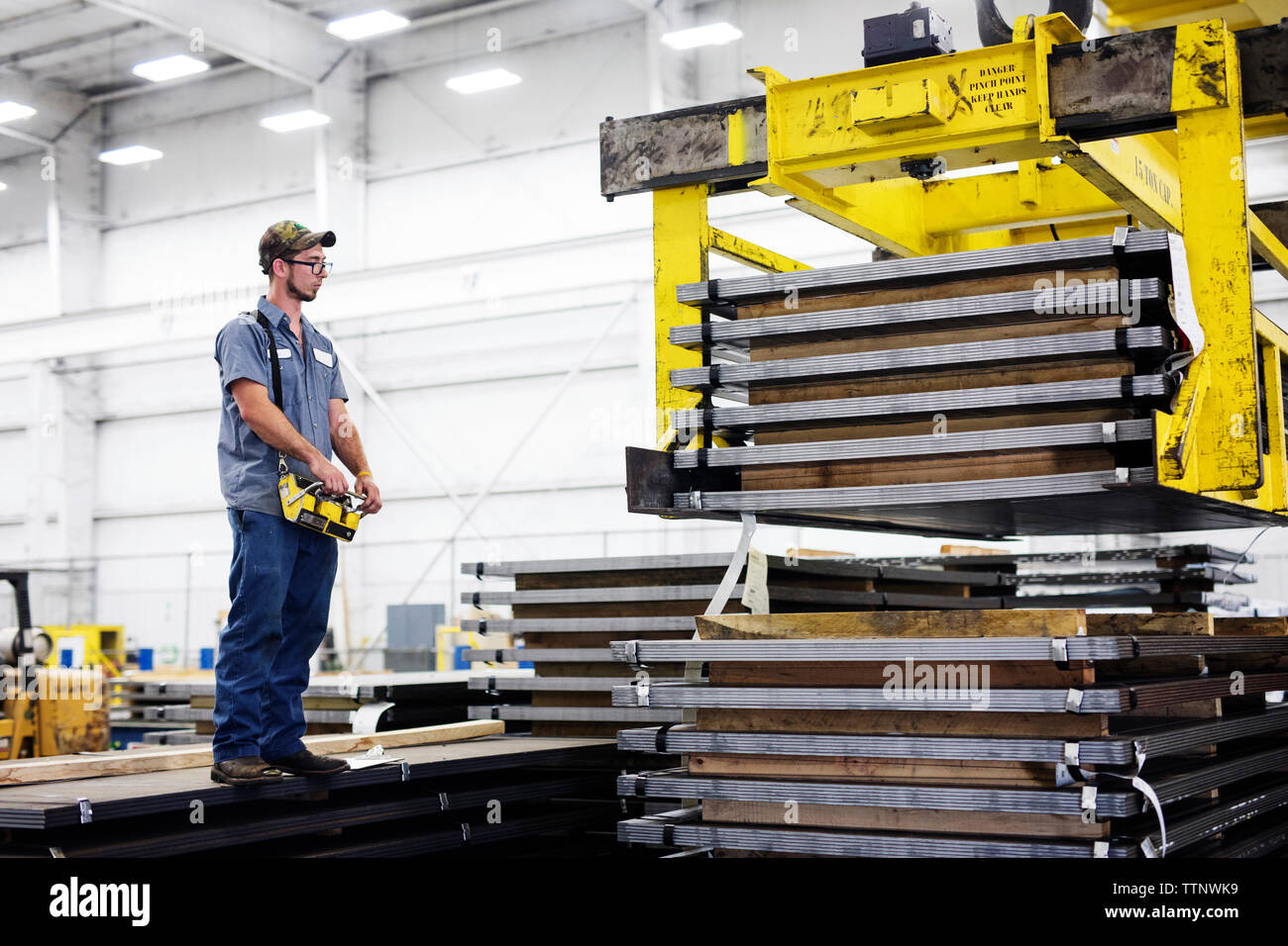 Arbeiter, der in einem Stahlwerk arbeitet Stockfoto