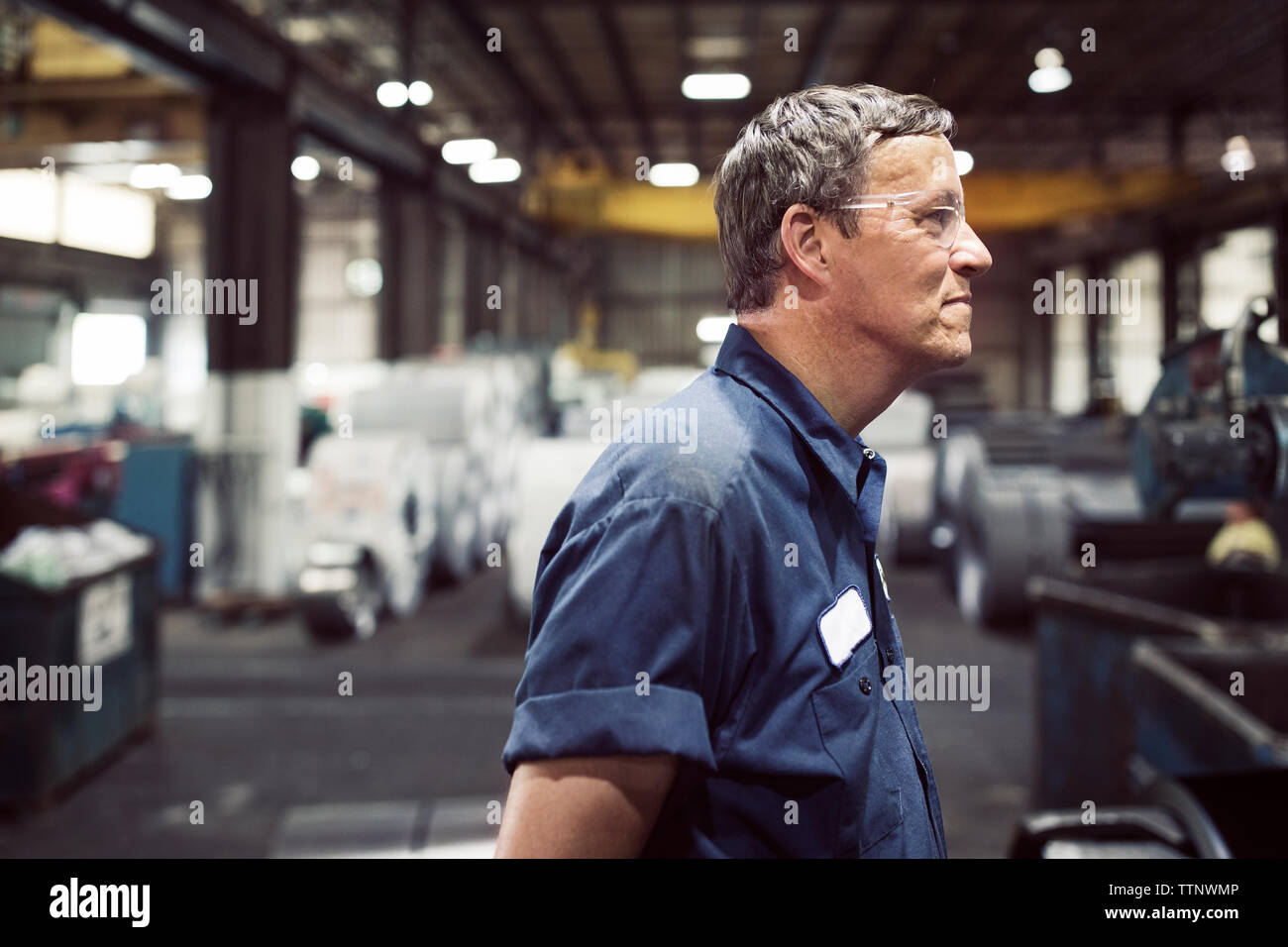 Seitenansicht der Arbeiter in der Eisen- und Stahlindustrie auf der Suche Stockfoto