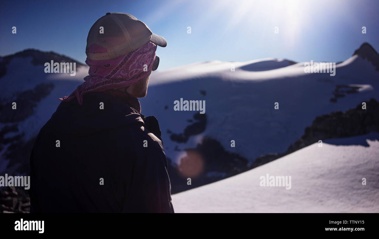 Mann, auf schneebedeckten Feld an einem sonnigen Tag Stockfoto